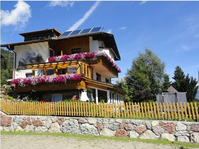 Haus Hochzeigerblick mit Balkonblumen