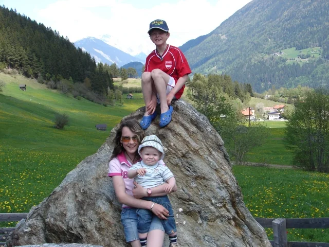 Kinder am Bauernhof mit Blick ins Pitztal