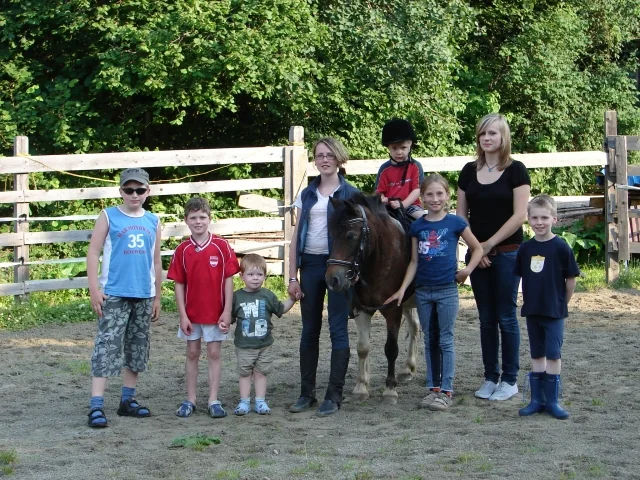 Ponyreiten am Bauernhof
