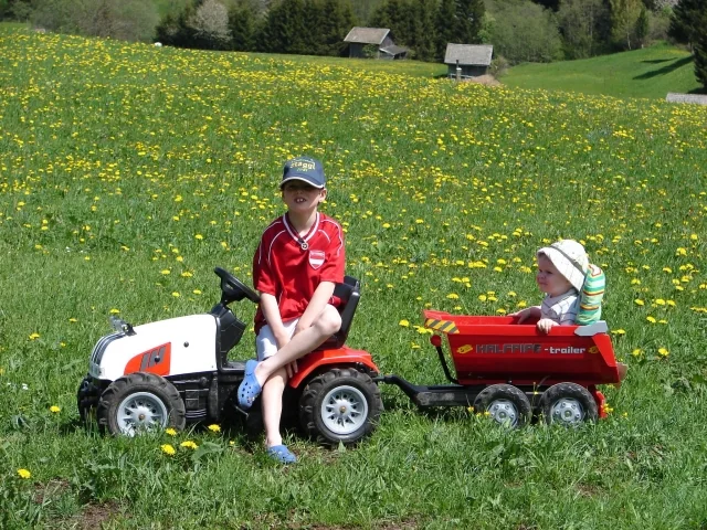 Kinder beim Spielen am Traktor