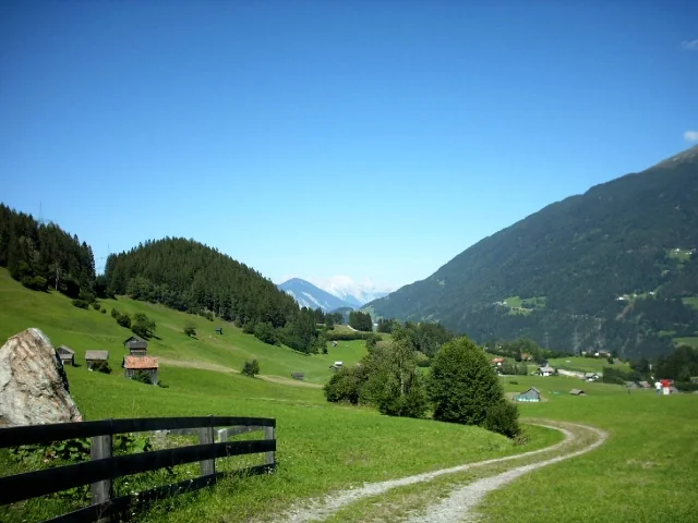 Wiesen und Bergblick rund um Haus Hochzeigerblick