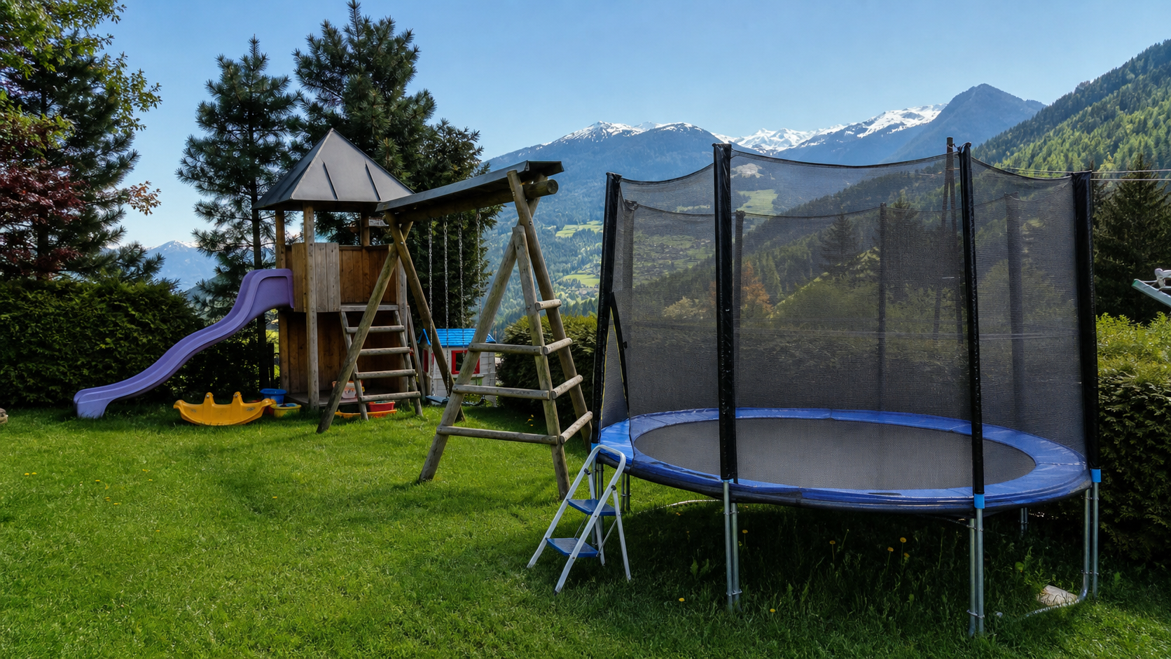 Spielplatz mit Trampolin bei Haus Hochzeigerblick mit Blick ins Pitztal