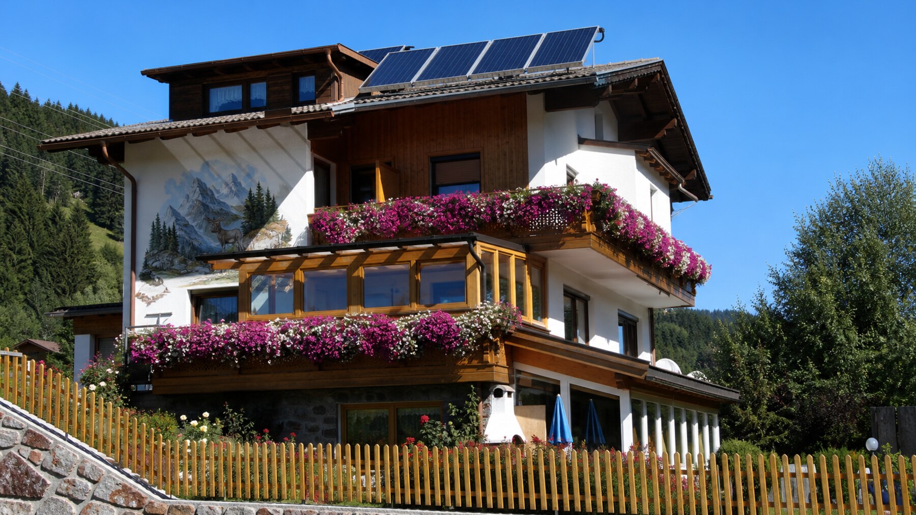 Haus Hochzeigerblick mit Balkonblumen in Wenns im Pitztal
